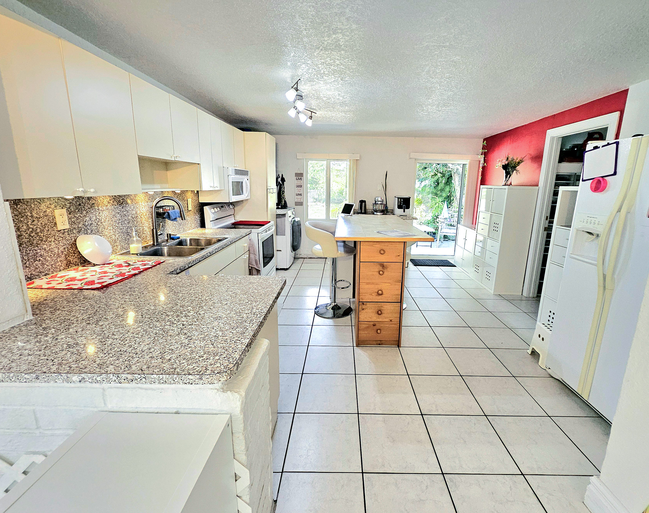 Open-Concept Kitchen with Center Breakfast Table