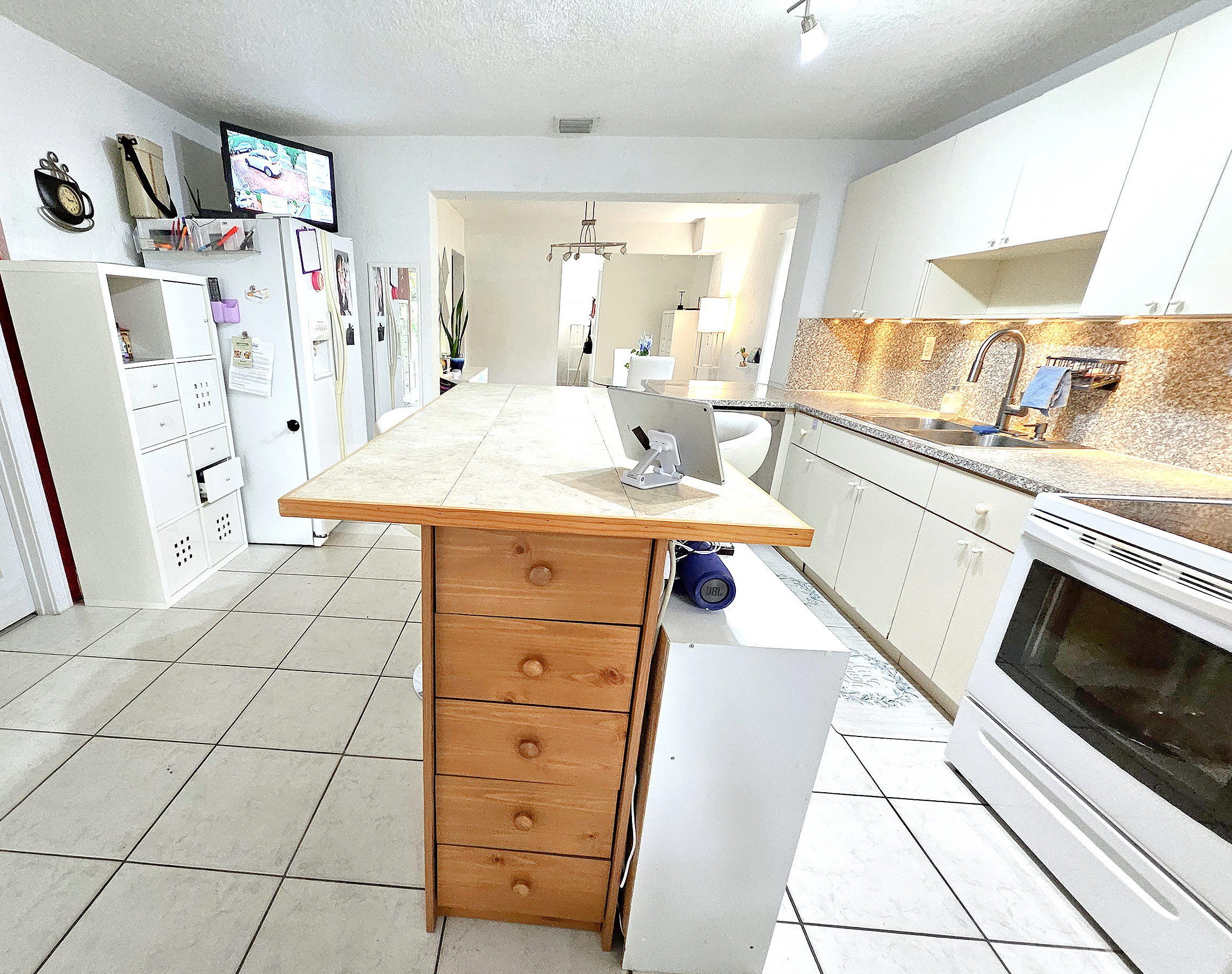 Open-Concept Kitchen with Center Breakfast Table