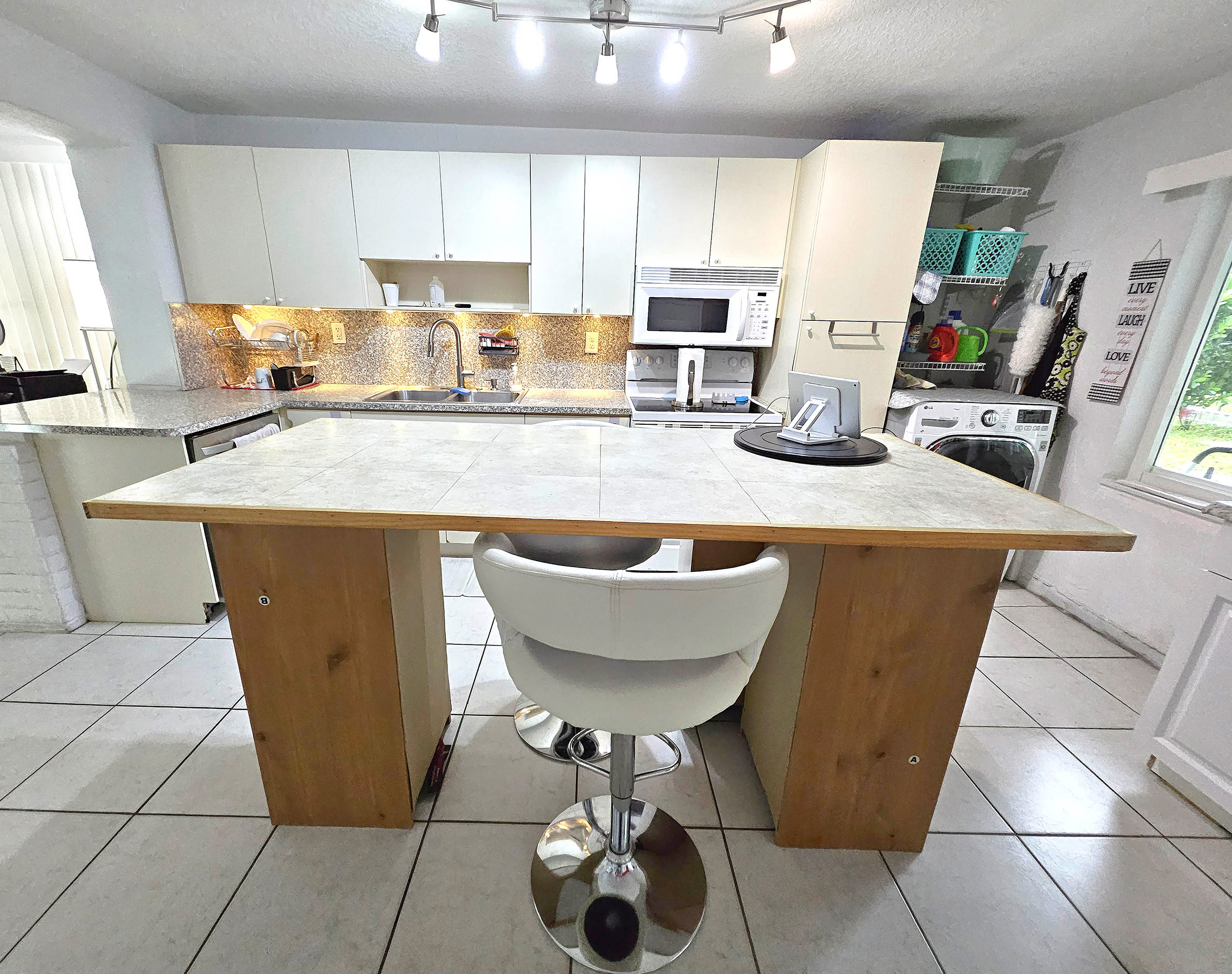 Open-Concept Kitchen with Center Breakfast Table